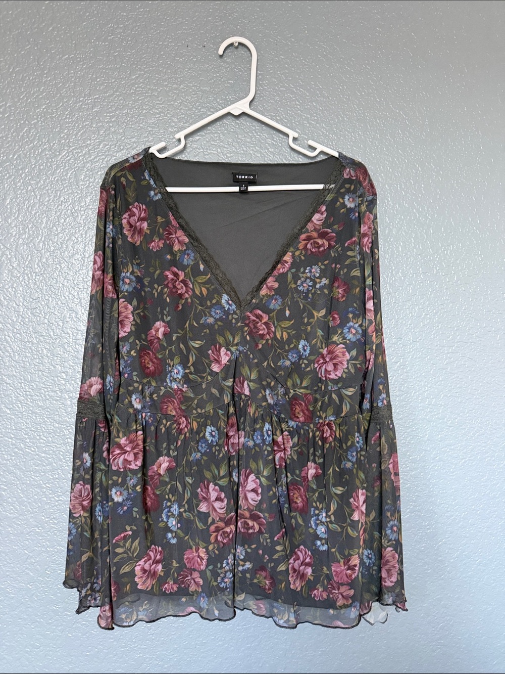 Torrid Dark Gray Floral V-Neck Peplum Tunic
